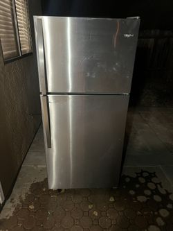30 In Wide 18 Cu.ft. Whirlpool Stainless Steel Refrigerator