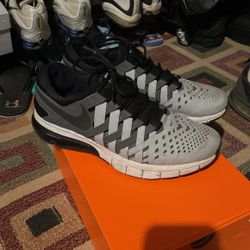 LIKE NEW MENS SIZE 13 NIKE FLYNIT GRAY BLACK SILVER 