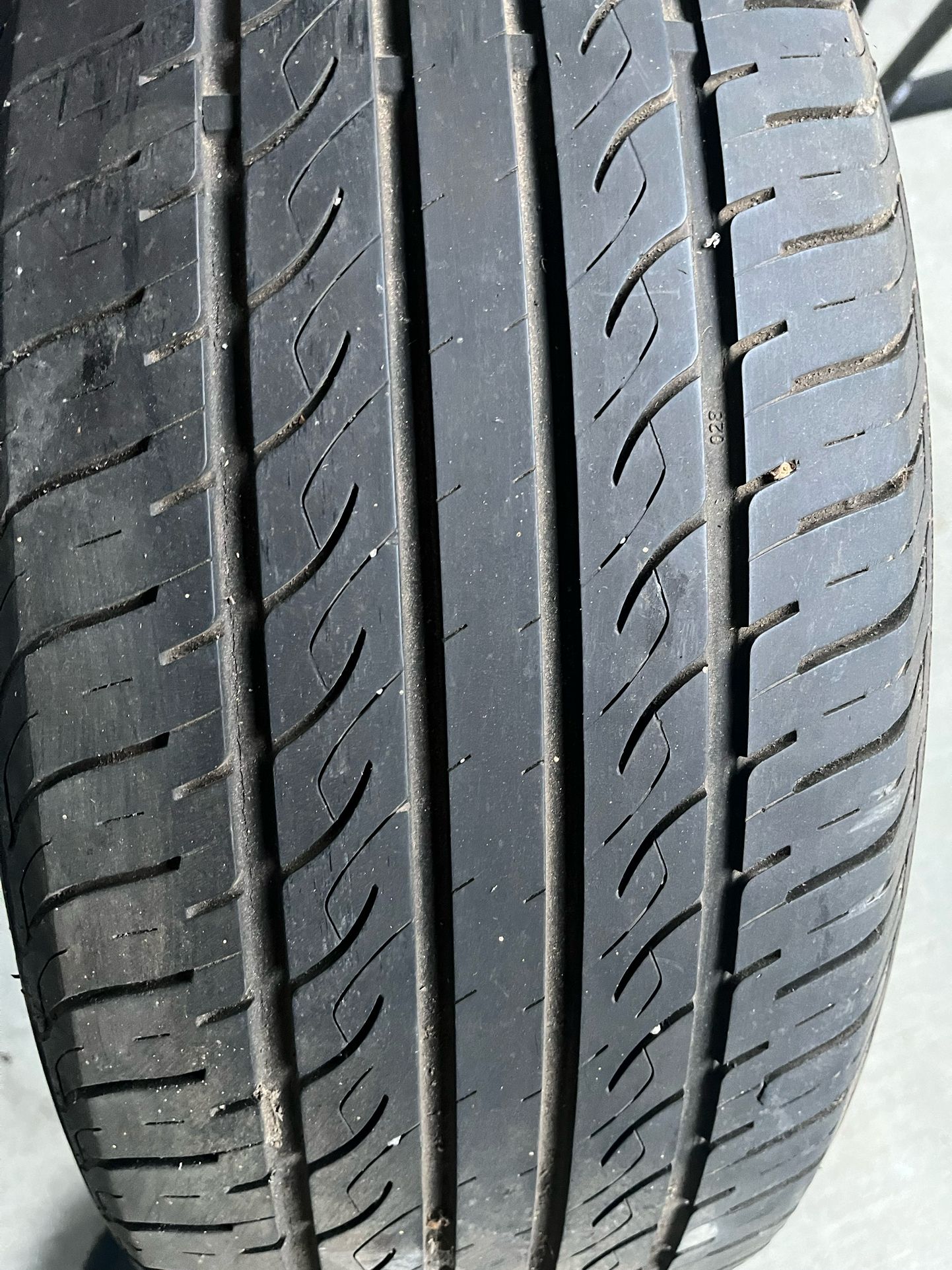 DCENTI 215/55R17 Radial DC33