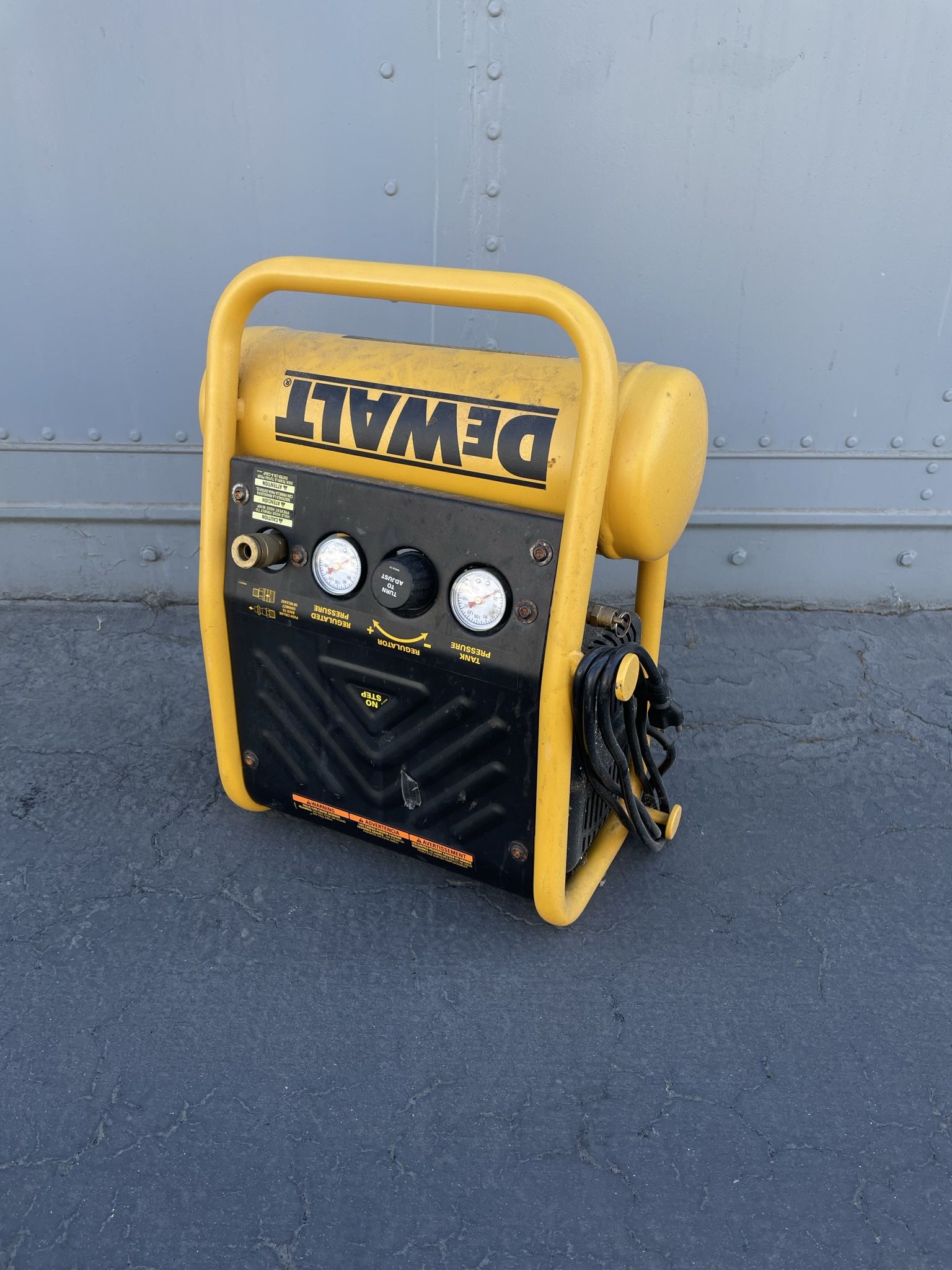 Dewalt Air Compressor, 135-psi Max, 1 Gallon, 2.6 Amp
