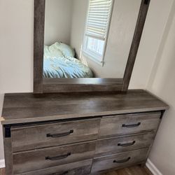 Dresser With Mirror 