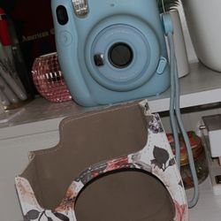 selling insta camera mini 11