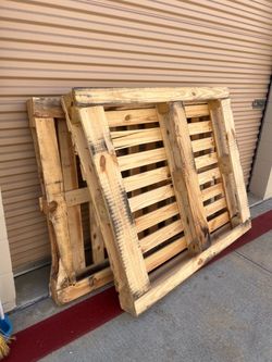 Six free good shape standard pallets