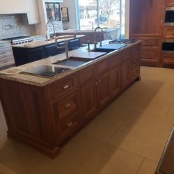 Kitchen Cabinets/island