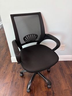 Black Mesh Office Chair with Armrests