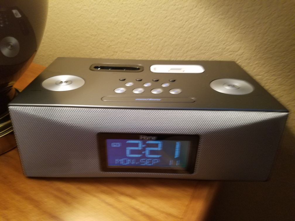 IHOME iP88 dual dock clock radio