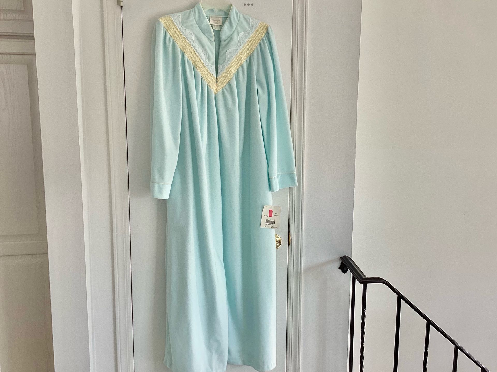 Vintage 1990’s Carriage Court Women’s Size Small Housecoat Robe Baby Blue Zip Lace Collar w/ Tags