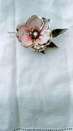 Vintage flower brooch/pin
