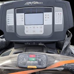 Life Fitness 95t Treadmill 
