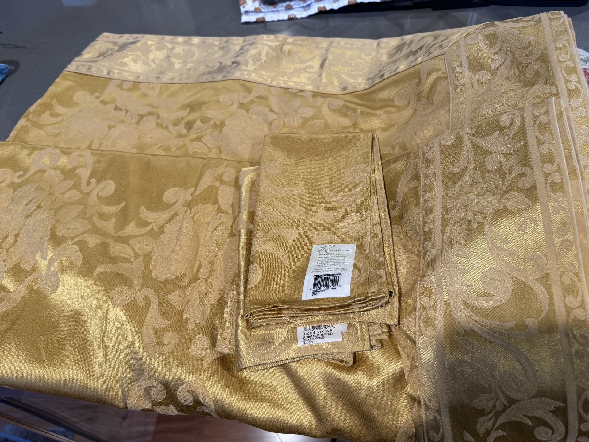 New Damask Golden Tablecloth & 16 Napkins