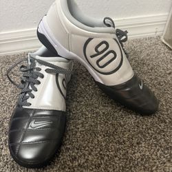 Nike total 90 futsal size 9