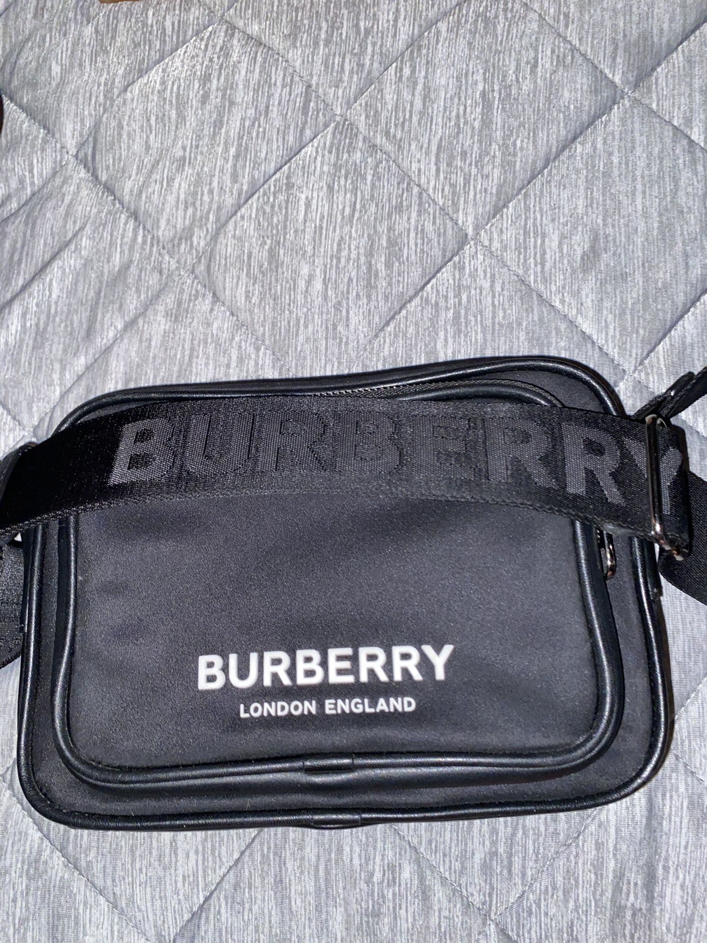 Small Authentic Burberry Crossbody for Sale in Spanaway, WA - OfferUp