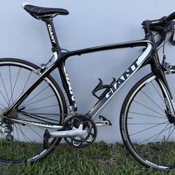 Giant Defy Advanced Carbon Road Bike – Size M