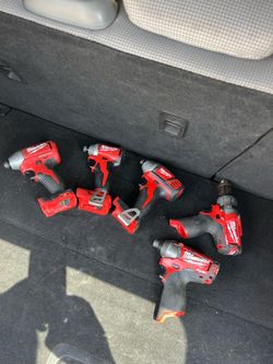 Milwaukee m18 m12 taladros trabajan bien los puedes calar $200 por todos firme precio