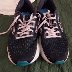 Lady's Brooks Size 9.5 25 Dollars No Sole 