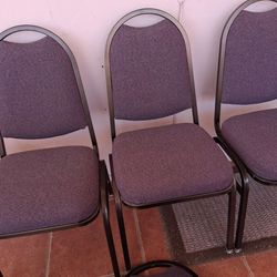 Sillas de comedor en buen estas.  5 iguales y una diferente. 200 todas