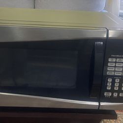 Hamilton Beach Microwave ( Like New )