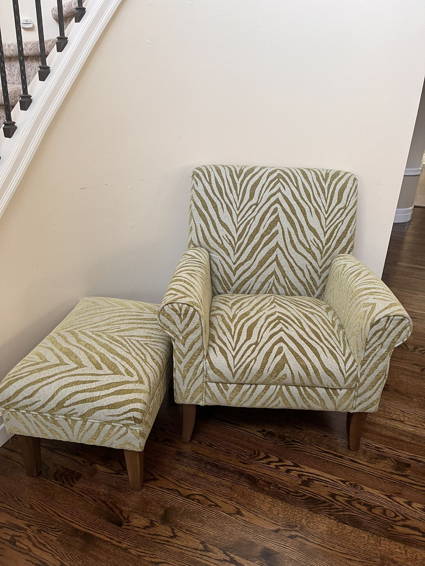 Green Printed Chair With Ottoman