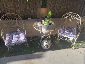 2 patio chairs and table. Good condition.