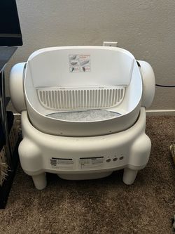 Self cleaning litter box