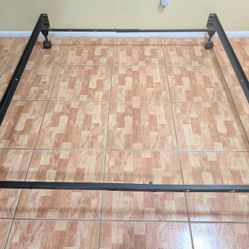 Adjustable bed frame Que,en, tw,in or fu,ll size. Sturdy. 