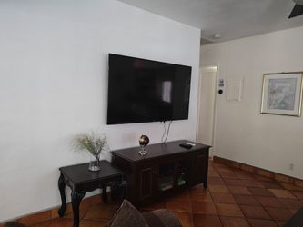 Smart TV VIZIO 65" with tv table