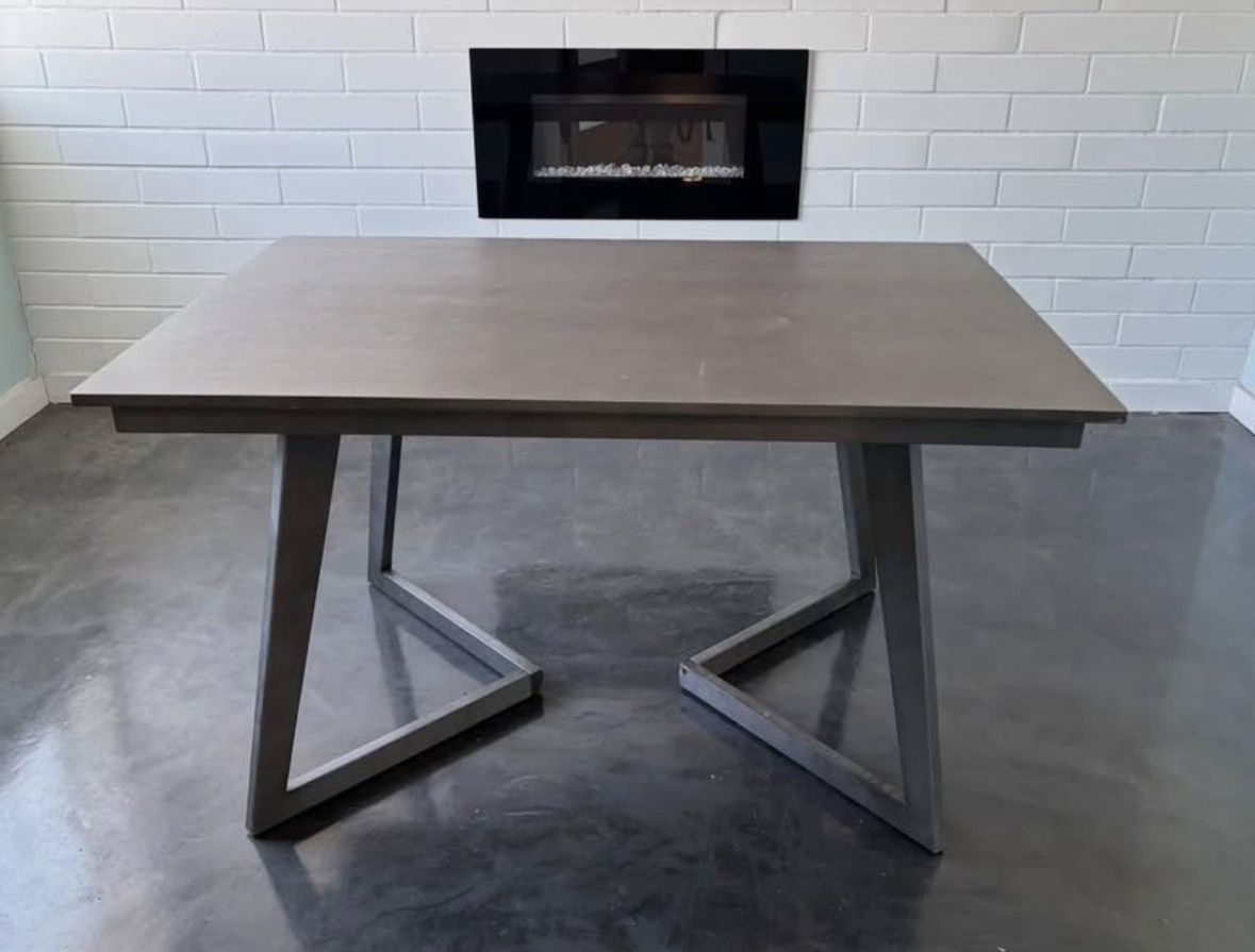 BEAUTIFUL CLASSY MODERN TABLE & CHAIRS