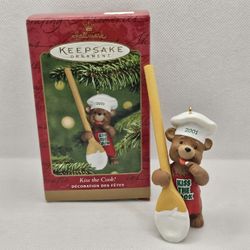 Hallmark Keepsake Kiss The Cook 2001 Brown Bear Christmas Ornament Cooking spoon

Great condition
Box has some storage wear and writing 
Dated 2001

S