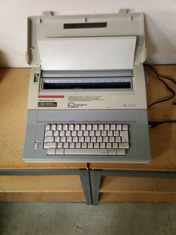 Smith Corona XL1900 Intelligently Quiet Electronic Typewriter
