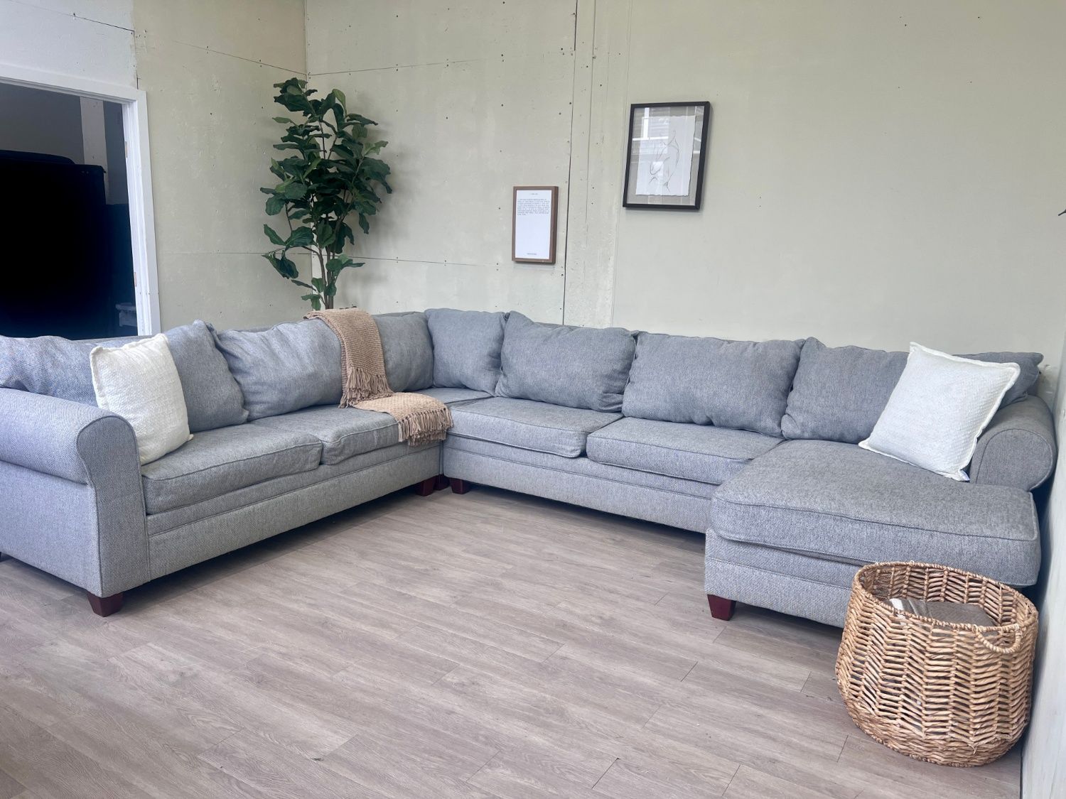 WE DELIVER! 🚚 - Light Gray Modern U Sectional Couch with Chaise