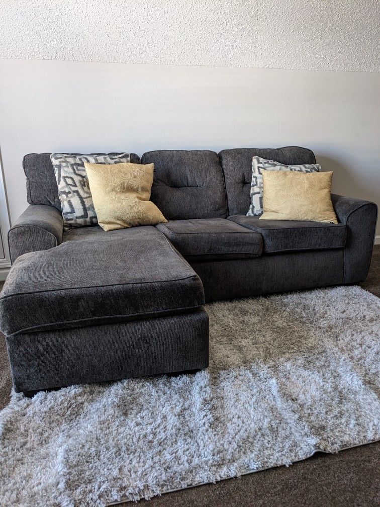 Gray Two-piece Sectional With Chaise 