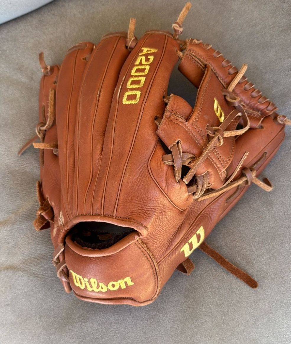 Almost New Wilson A2000 Baseball Glove