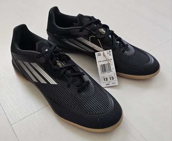 Mens Adidas F50 League IN Indoor Soccer Futsal (IF1332) Shoes Size 12 Black Gum
Brand New and authentic. Size 12. Will ship out same/ next day.