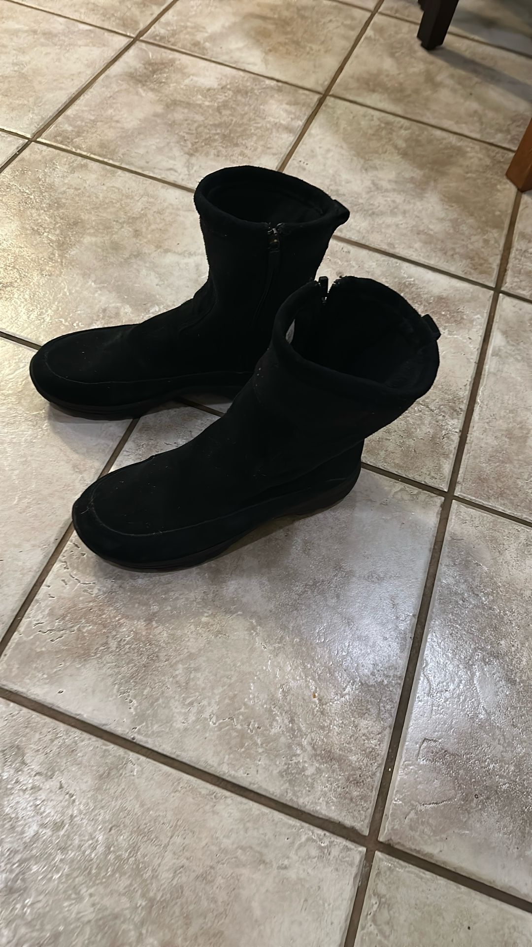 Men’s LL Bean 9.5M Black Suede Boots