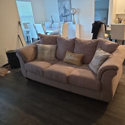 Beige Sofá And Love Seat
