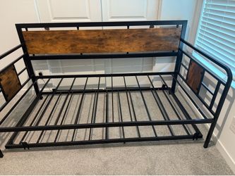 Twin daybed with trundle (rustic) - Slightly used (basically new)