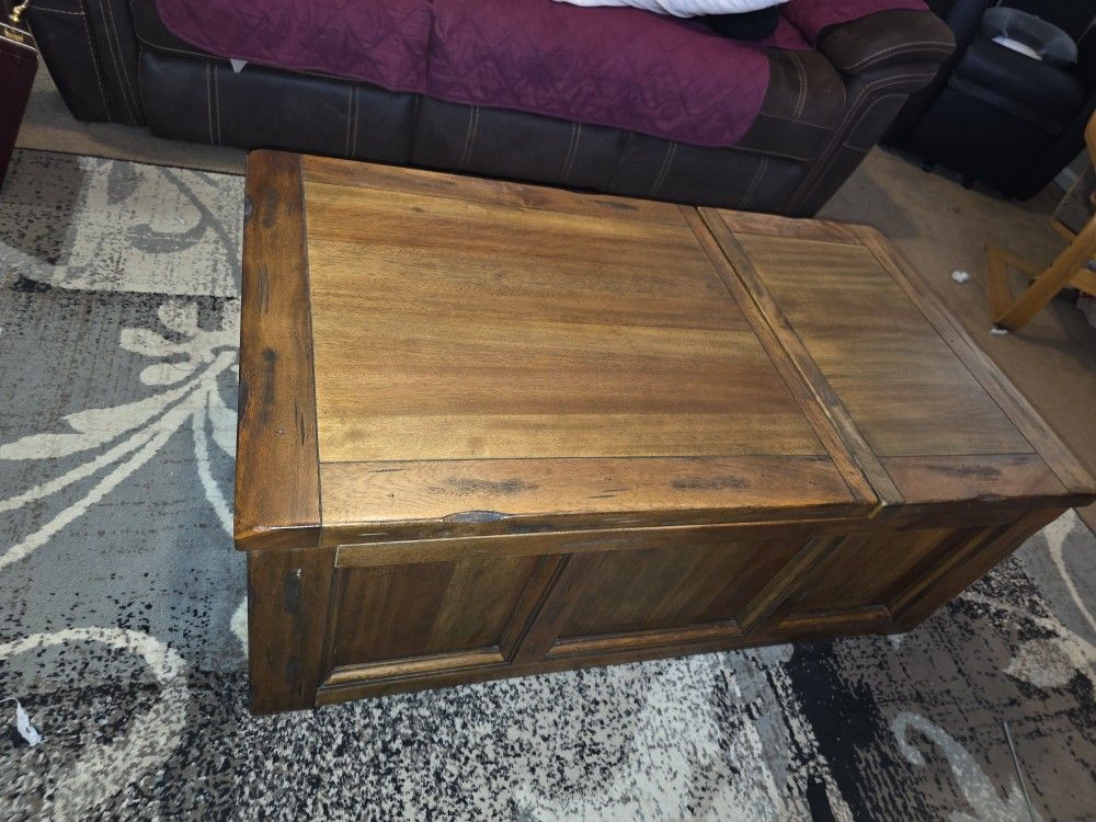 Baggarly Coffee Table W/Lift Top/Storage. Excellent Shape!