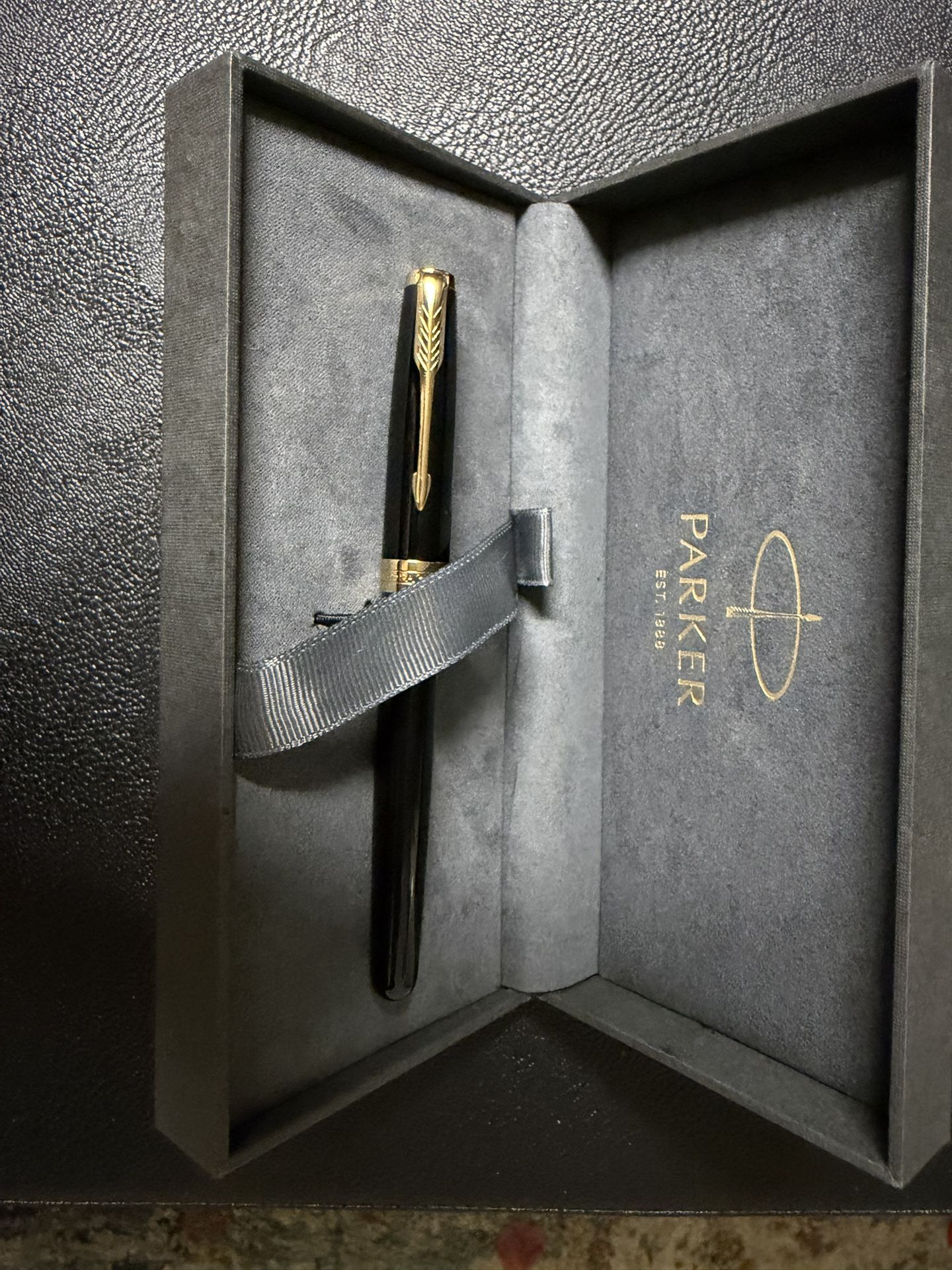 NEW/MINT Parker Sonnet Fountain Pen - 18K Solid Gold Fine Nib - Black Lacquer GT (Made in France)