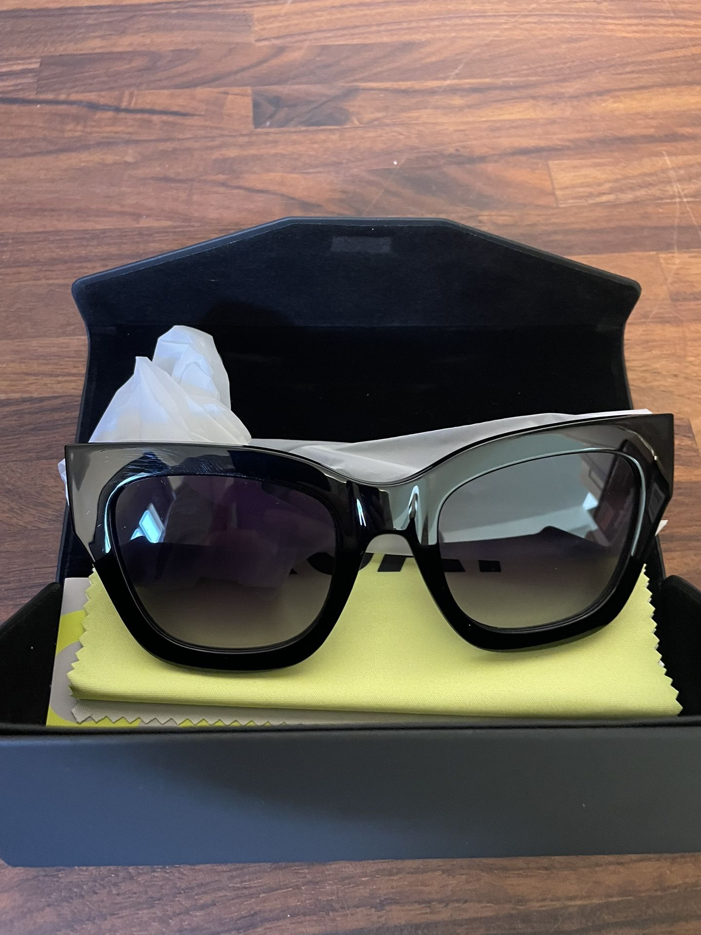 Brand New QUAY Sunglasses