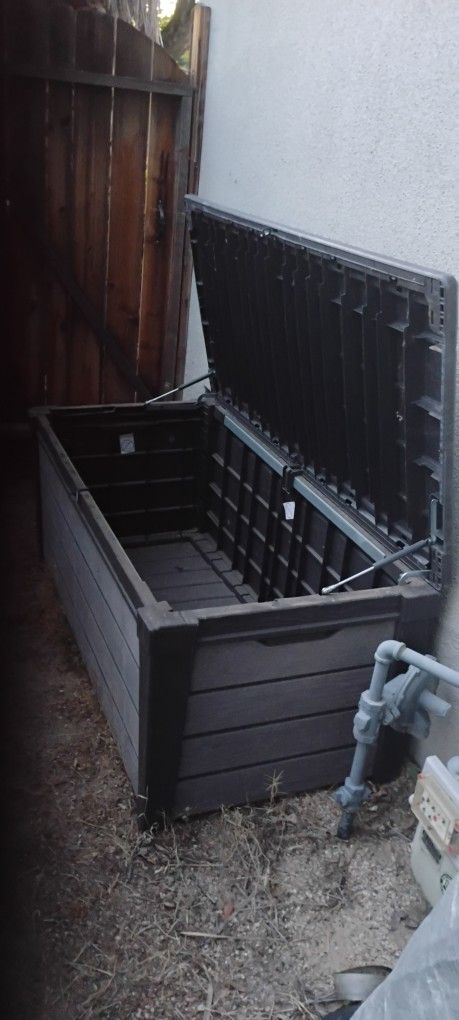 2' x 5' X 22"  DEEP HEAVY DUTY PLASTIC STORAGE BOX 