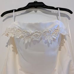 Beautiful 2 piece Jessica McClintock millennium 2000 off white gown and shawl 😍
 