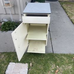 Vintage Utility Cabinet / Gabinete Vintage