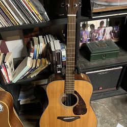 Acoustic guitar (Yamaha) 