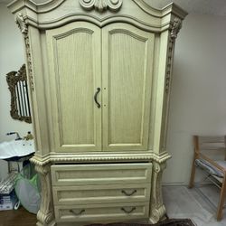 Large Wooden Old English Style Dresser 