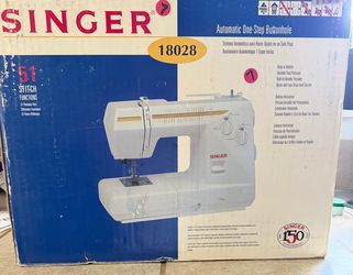 SINGER SEWING MACHINE WITH PEDAL