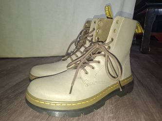 Dr. Martens Lace Up Boot - olive green