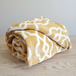 Yellow & White 50" x 70" Plush Geometric-Pattern Throw