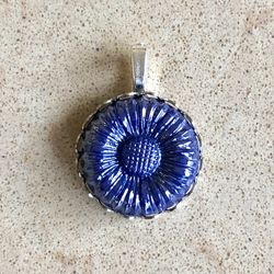🔵 Pretty blue glass flower cabochon in silver tone setting - new old stock