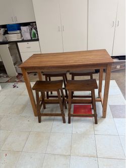 Table with 4 barstools