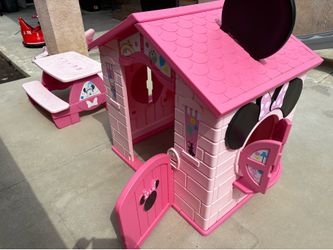 Kids Minnie Mouse house and table
